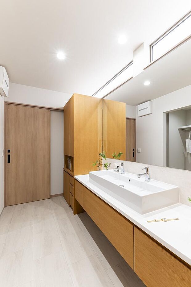 造作洗面：幅広の洗面には水栓が二つあるので、忙しい朝の身支度にも◎