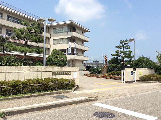 金沢市北鳴中学校まで約2,300m(徒歩約29分)