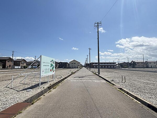 西側前面道路