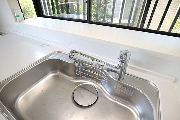浄水器一体型水栓。省スペースで美味しいお水を利用出来る便利な水栓です。浄水への切替えはヘッド部分をワンプッシュで簡単です。