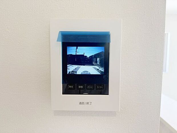 モニター付きインターホンで来客時の対応も顔や服装など確認出来て安心です。モニター機能で外の様子もモニターで見ることが出来ます。