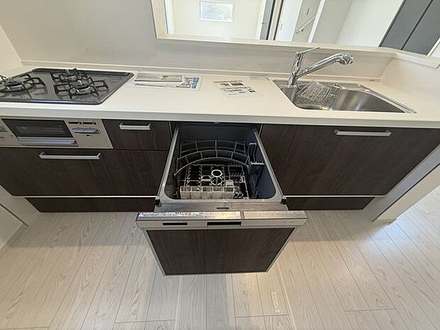 あると嬉しい家事の味方、食器洗浄機が標準装備です。高温で洗浄しますので殺菌効果も期待出来て衛生的です。