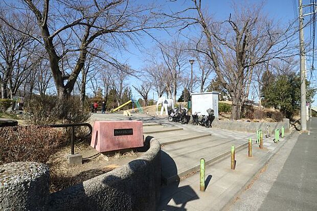すみれが丘第二公園 徒歩1分。すみれが丘の丘の上、住宅地の中にある公園です。象さんのオブジェがあるので地元では通称ぞうさん公園と呼ばれています。 60m
