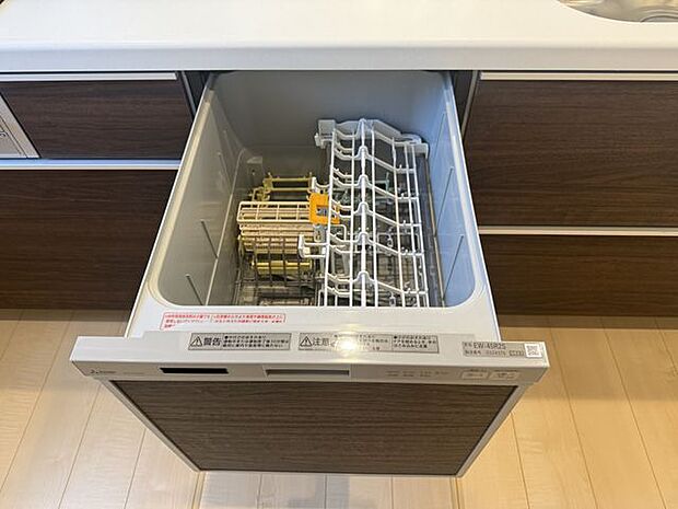 食器洗浄乾燥機あると嬉しい家事の味方、食器洗浄機が標準装備です。高温で洗浄しますので殺菌効果も期待出来て衛生的です。