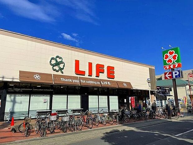 ライフ高津新作店 徒歩3分。 210m