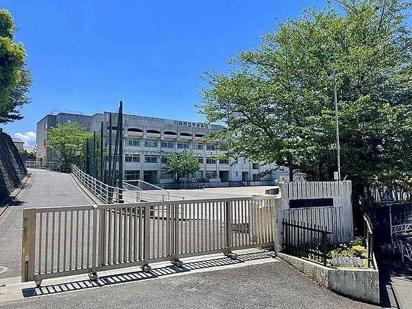 川崎市立平中学校 徒歩7分。 510m