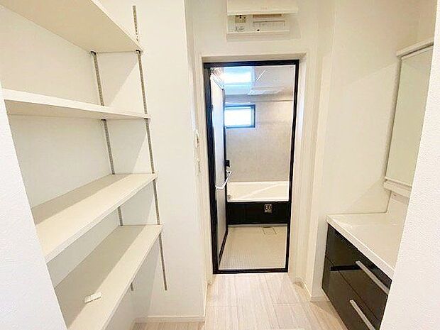 収納棚付いてます