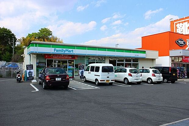ファミリーマート水沢三丁目店 徒歩1分。 30m