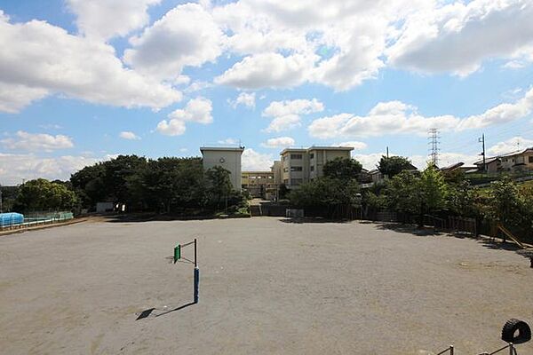 川崎市立鷺沼小学校 徒歩9分。 650m