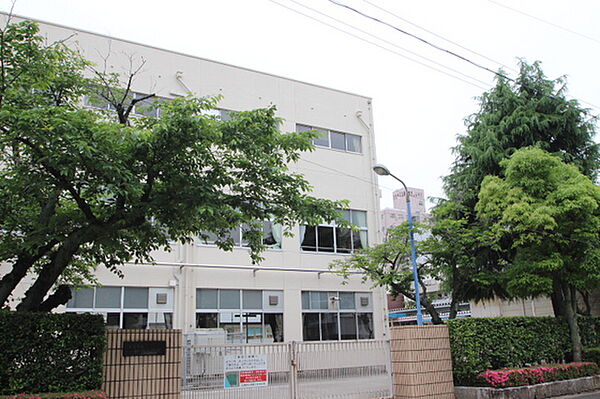 画像20:小学校「広島市立神崎小学校まで555ｍ」