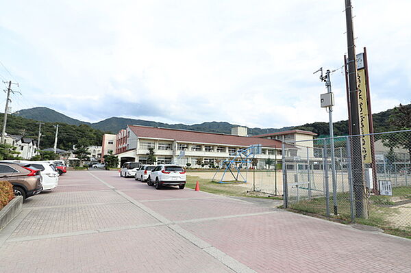 画像4:中学校「広島市立矢野中学校まで2160ｍ」