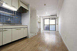 ヴィラ海岸通り 2階ワンルームのリビング/ダイニング