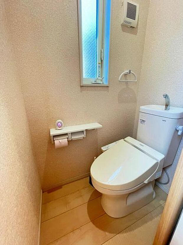 トイレ洗浄機能を標準完備、清潔な空間が印象的です。