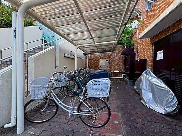 雨の日も安心。屋根付き駐輪場で大切な自転車を快適に保管できます。
