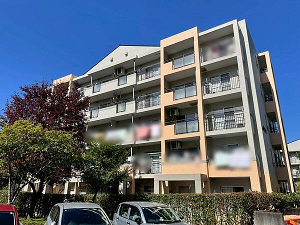 周辺は緑や公園があり自然に囲まれて過ごせます