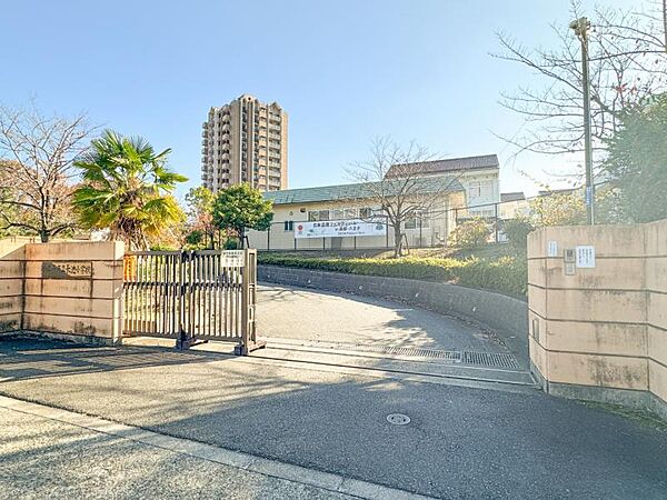 八王子市立長池小学校迄660ｍ