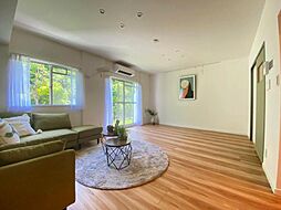 グリーンメゾン南大沢　13-17号棟 4LDKのリビング/ダイニング