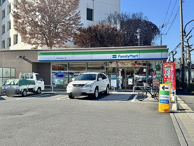 ファミリーマート 多摩工業団地入口店迄520ｍ