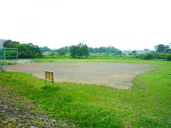 清川河川敷広場まで480ｍ