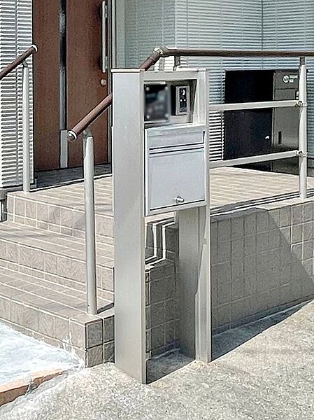 ポストやインターホン等一体型のシンプルな門柱が標準設備！