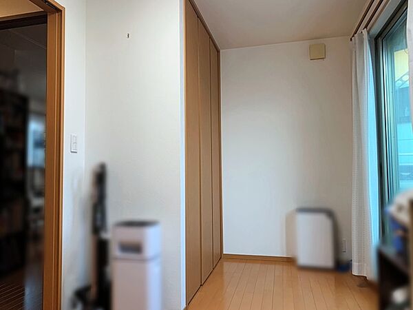 バルコニーに面した明るい洋室