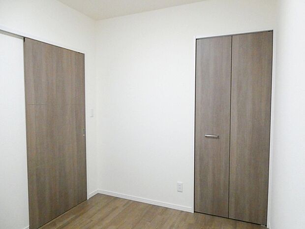 【洋室5帖】 居室ドアとクローゼット扉を同色にすることにより、室内に落ち着きと安らぎを与えてくれます。 