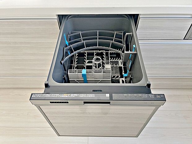 食器洗浄乾燥機は時間のかかる食器洗いを楽にしてくれる上に水道代も安くなるスグレモノ 