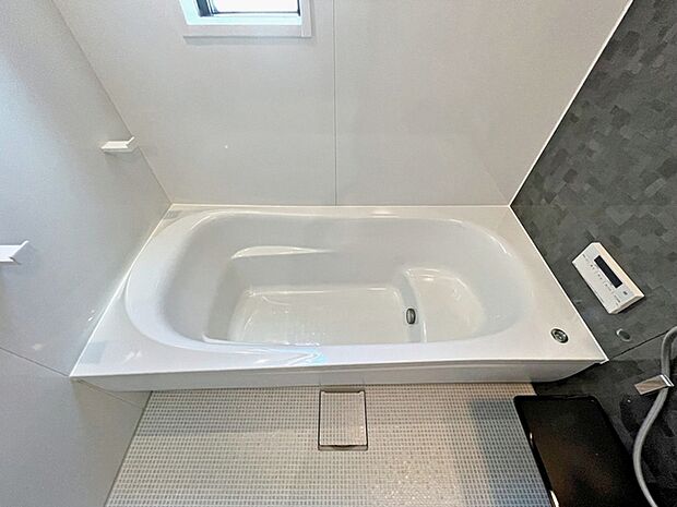 ゆとりの約1坪のバスルーム。半身浴ができるベンチ付節水型浴槽を採用