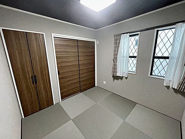 【和室】 デザイン性のある縁無畳を使った和室は、収納場所を設けており一つのお部屋としてもご利用可能です