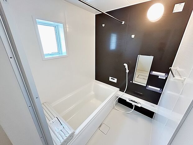 広々1坪サイズの浴室で1日の疲れをゆったりと癒してくれます！  窓からは優しい光が差し込む明るいバスルームです。