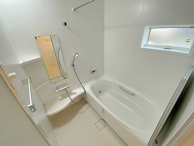 ゆったり入れる浴槽、一坪サイズのゆとりの空間。一日の疲れを癒してくれるくつろぎのバスタイムを… 