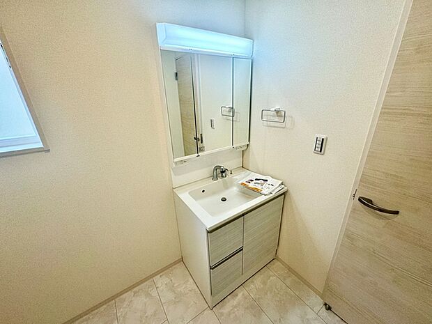 洗面台の三面鏡の裏には収納があるので、歯ブラシやドライヤーなど見られたくないものの収納に便利 
