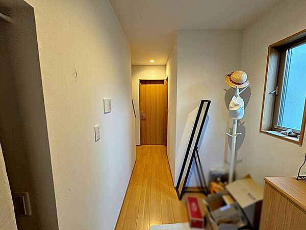 小窓付きなので、明るい日差しが差し込む玄関