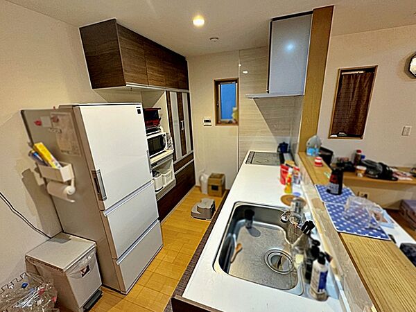 お皿や調理器具をたくさんしまっておける収納がたっぷりのキッチン。