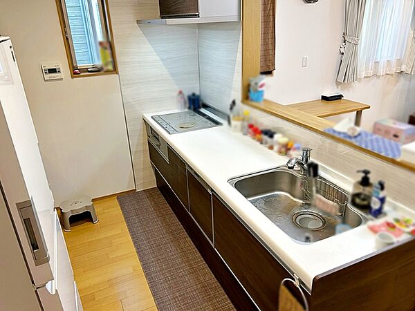 オール電化は空気も汚れず、IHキッチンでお掃除も楽々！  家族との会話の楽しみながら料理ができ、料理器具も沢山収納可能です。