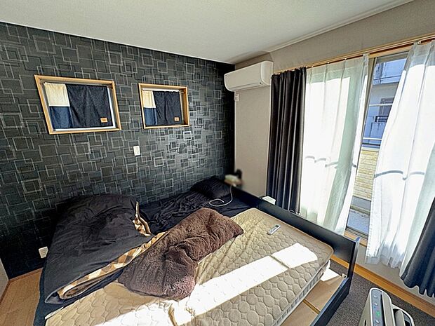 【洋室7帖】 大きなベッドを置いてもゆったり過ごせるプライベート空間です。  大きな窓からたっぷりの日差しが降り注ぐ明るい室内。 