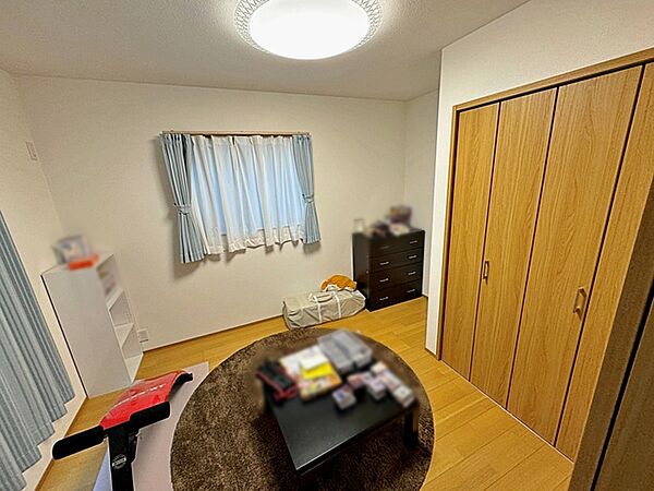 【洋室5.3帖】 お子様にとって嬉しい「自分の部屋」。学習机やベッドの配置もラクラクです。