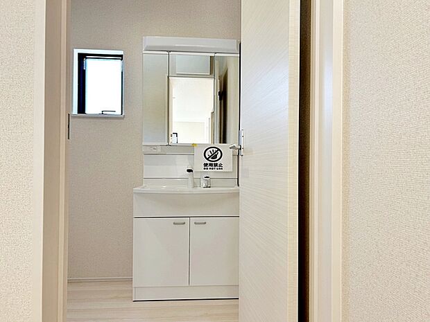 【洗面台】 三面鏡裏収納には化粧品や洗面用品類をスッキリ整理できます 