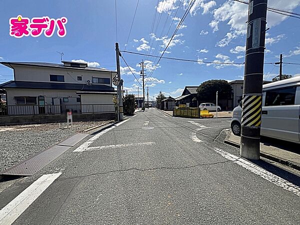 前面道路は約5.5mあり駐車もスムーズに行えます