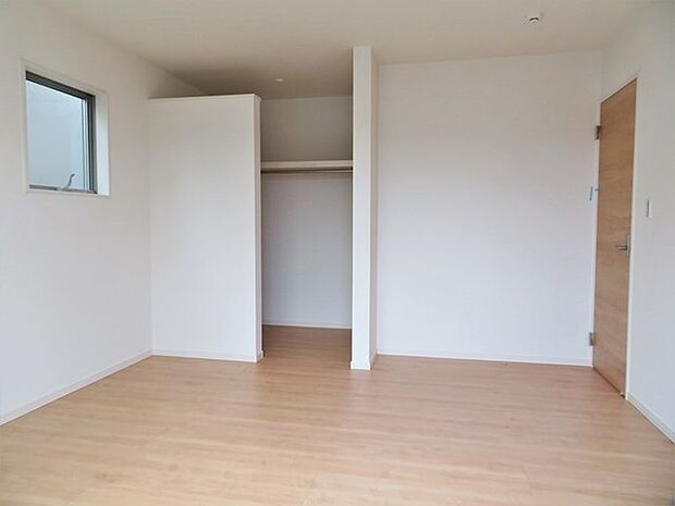 【洋室同社施工例写真】全居室にしっかりとした大きさのクローゼットを完備し、収納スペースも十分です。 