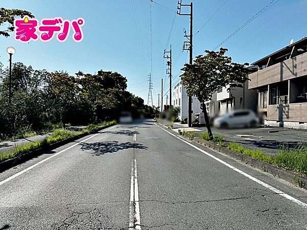 前面道路は公道で、車のすれ違いもラクラクな広々6mの幅があります
