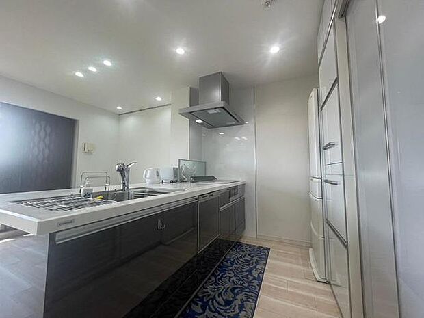 カウンターキッチンの天板スペースが広く、調理器具などを置いてもスッキリと使えます。 