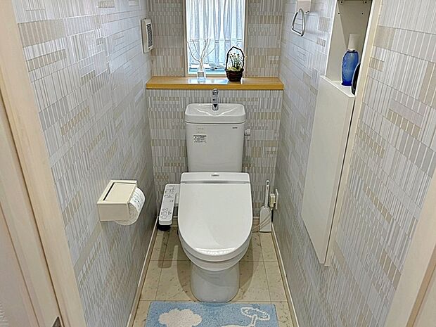 トイレは各階に1つずつあるので、1階と2階を行き来する必要がありません。 窓から光を取り入れ明るいトイレ。風通しも良くなり嫌な臭いがこもるのを防ぎます。