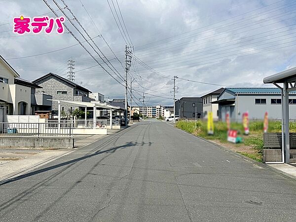前面道路は約8ｍあり駐車もスムーズに行えます