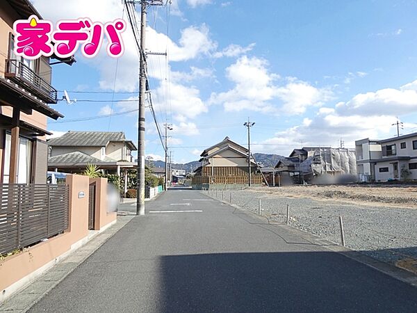 前面道路の幅員が約6ｍで車の乗り入れもラクラクです。