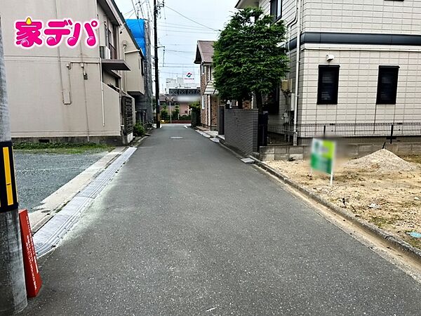 前面道路は見通しが良く、車の移動もスムーズに行えます。