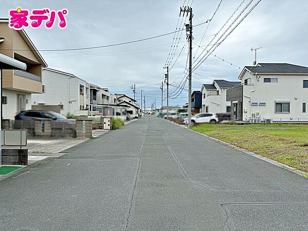 【20-1、20-2、20-3】前面8m幅の道路に面しており、通行や駐車の際に余裕がある広さです。