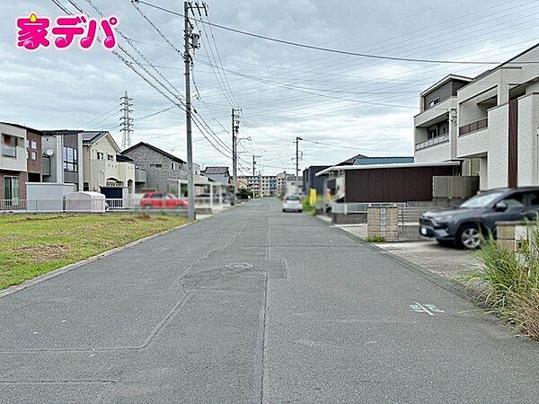 【20-1、20-2、20-3】前面8m幅の道路に面しており、通行や駐車の際に余裕がある広さです。