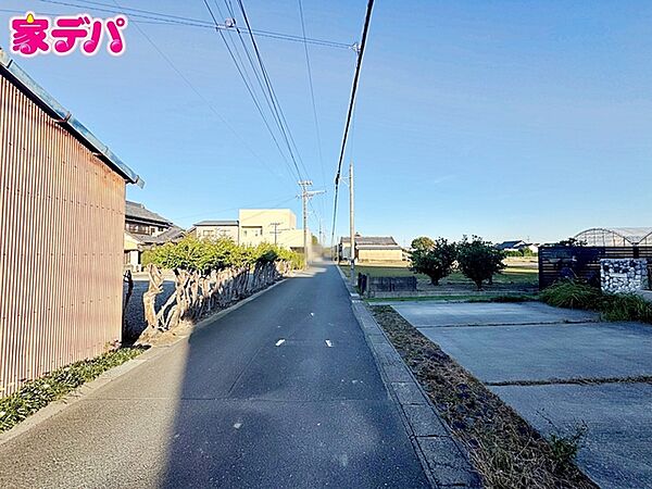 前面道路は見通しが良く、車の移動もスムーズに行えます。