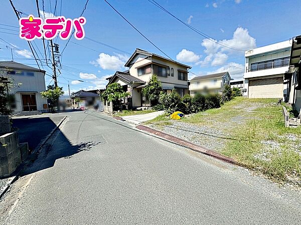 前面道路は見通しが良く、車の移動もスムーズに行えます。